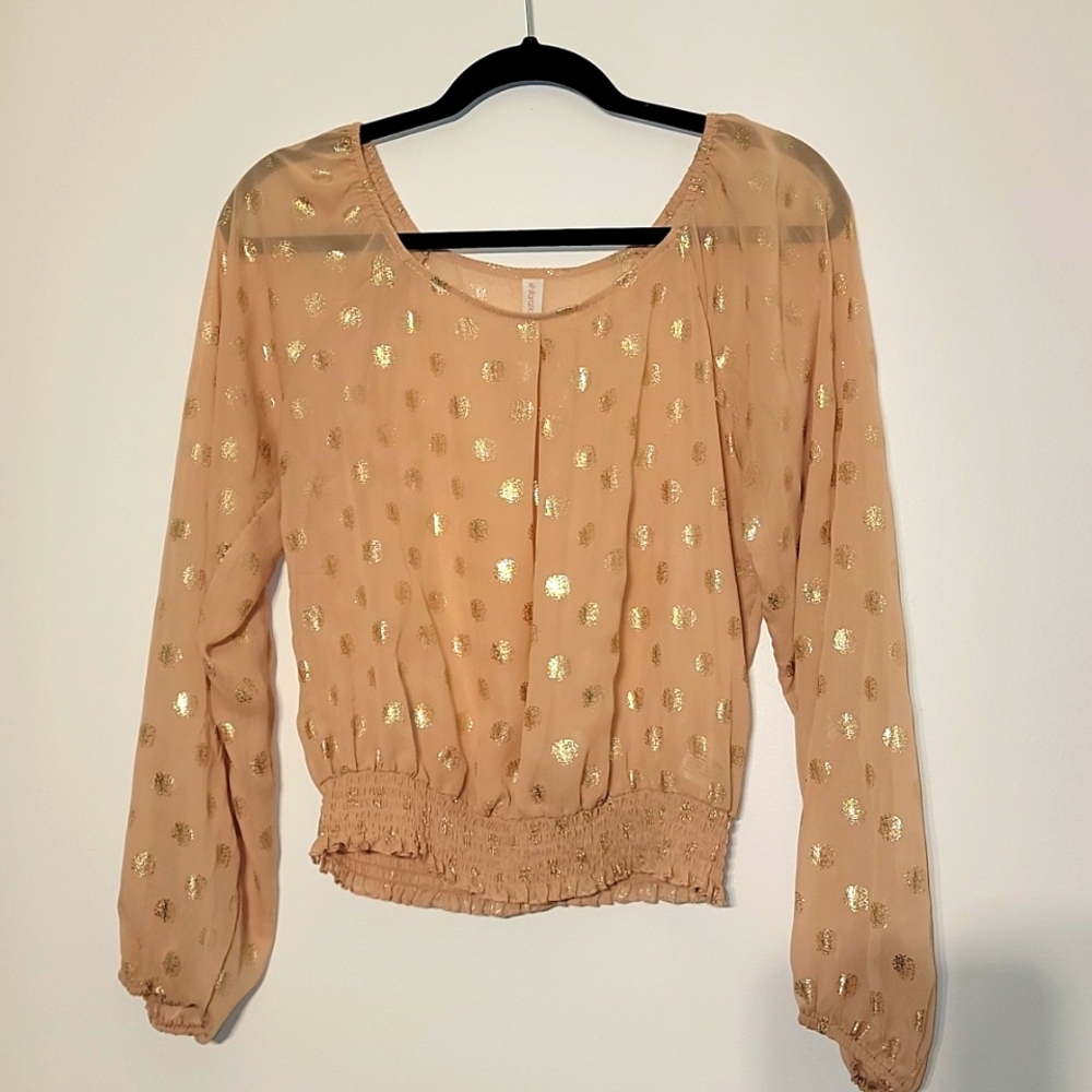 Super pretty peach colored blouse with gold dots! ✨️ 🤩😍
